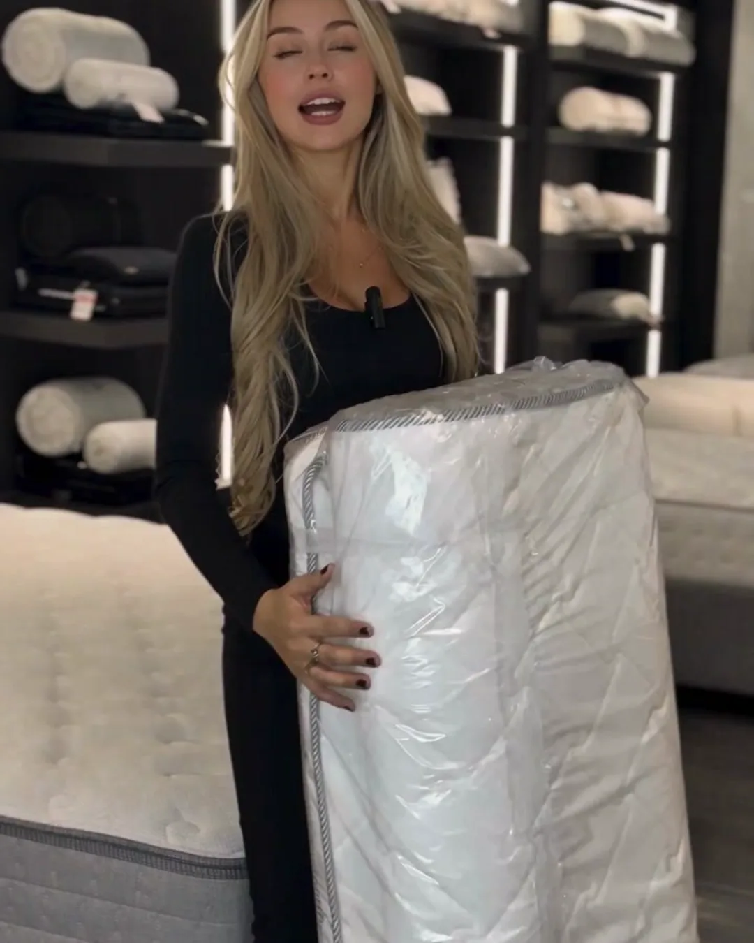 El Protector Pillow enrollado y empacado, como llega